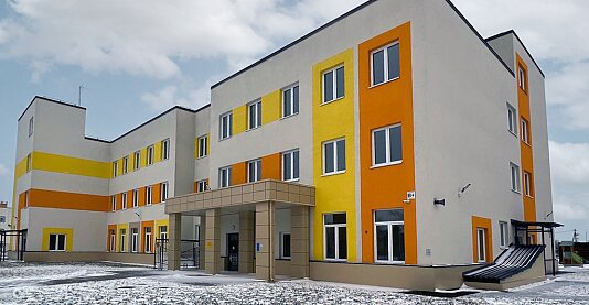 Объединение «Строительный трест» завершило строительство детского сада и школы в д. Малое Карлино Ленинградской области