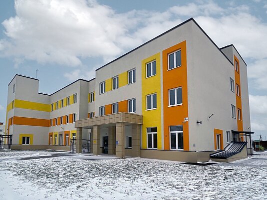 Объединение «Строительный трест» завершило строительство детского сада и школы в д. Малое Карлино Ленинградской области